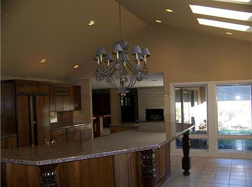 4th image of 3549 Pineview Dr E