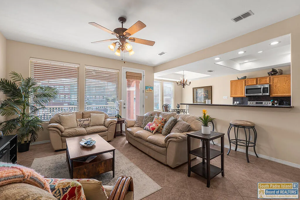 3 bed, 2.5 bath, 1736 sqft, $3,000 — Photo 2