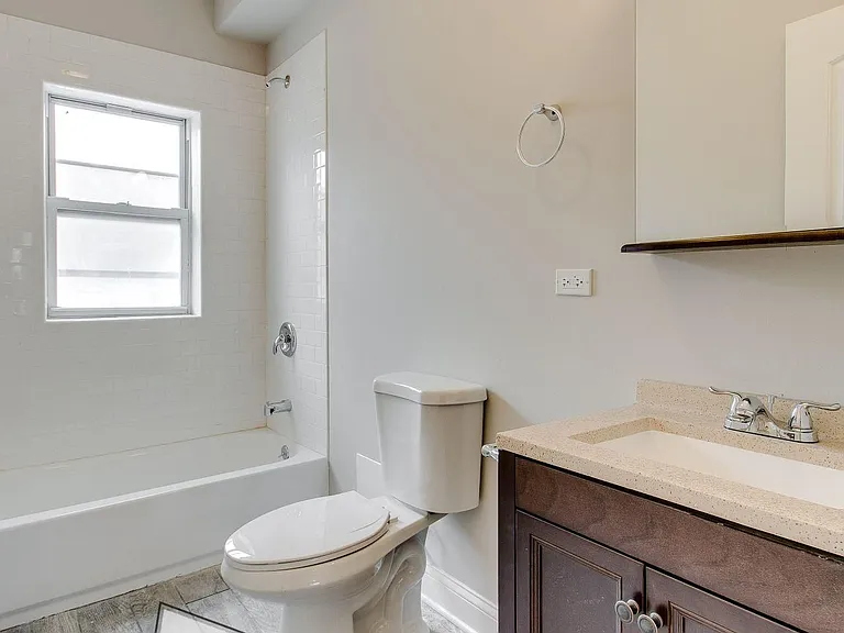 Beautiful Rehabbed Hyde Park Apartments! — Photo 8