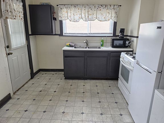 3rd image of 408 6th St #408
