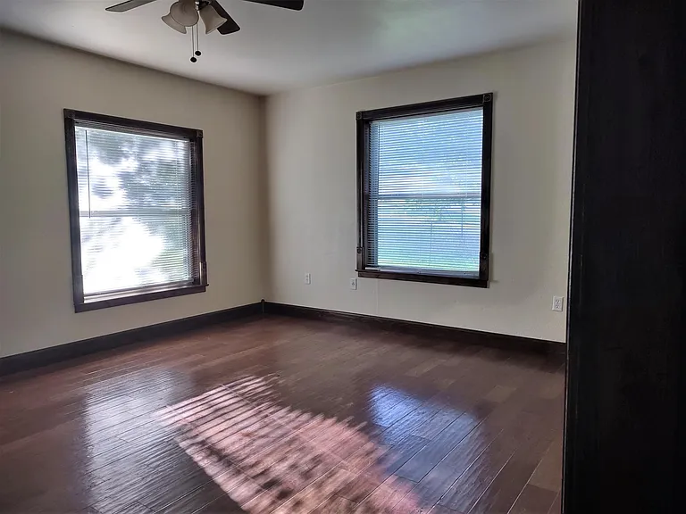 501 Live Oak St — Photo 9