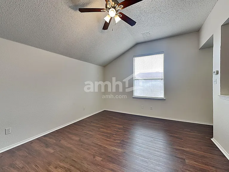 300 Trailwood Dr — Photo 9
