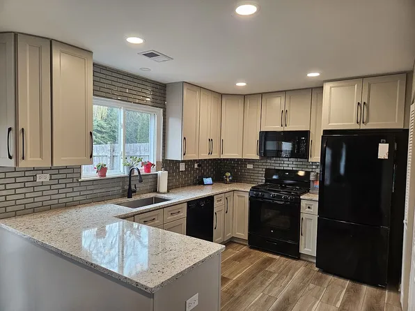 126 Bedford Rd, Mundelein, IL 60060