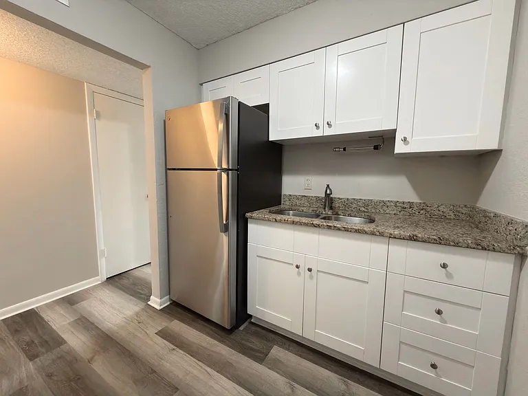 Carriage House Apts — Photo 16