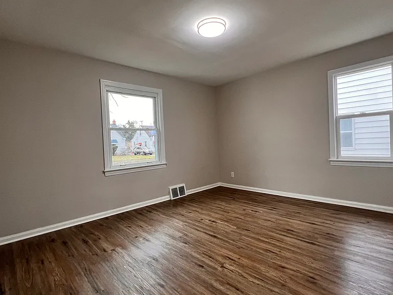 5128 Catherine St — Photo 12