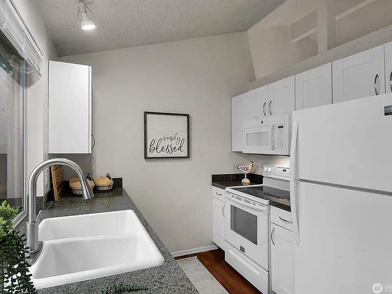 8901 Emerson Pl — Photo 5
