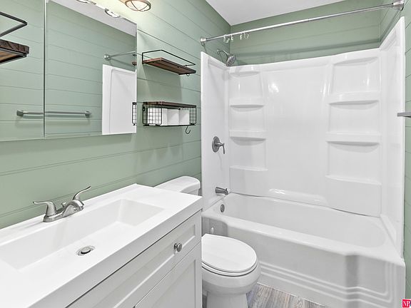 5th image of 610 E 2nd St
