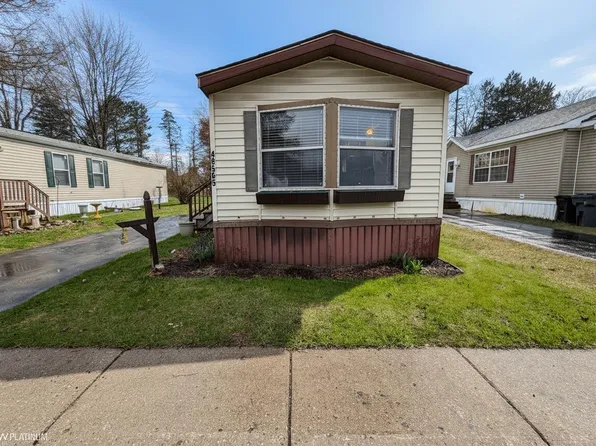 48565 Pineview Dr, Shelby Township, MI 48317