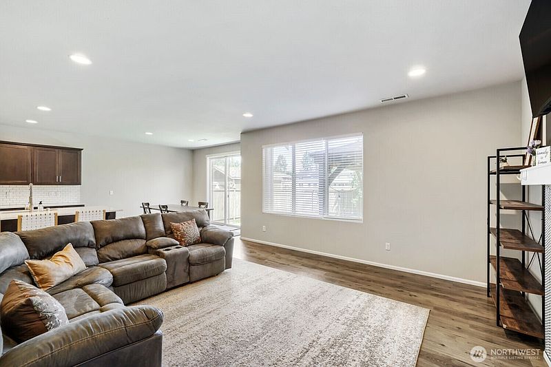 5th image of 17705 Maple Street