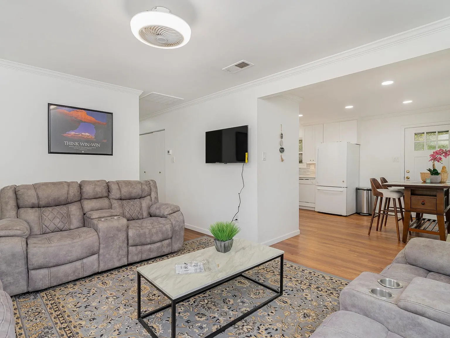3 bed, 988 sqft, $2,200 — Photo 4
