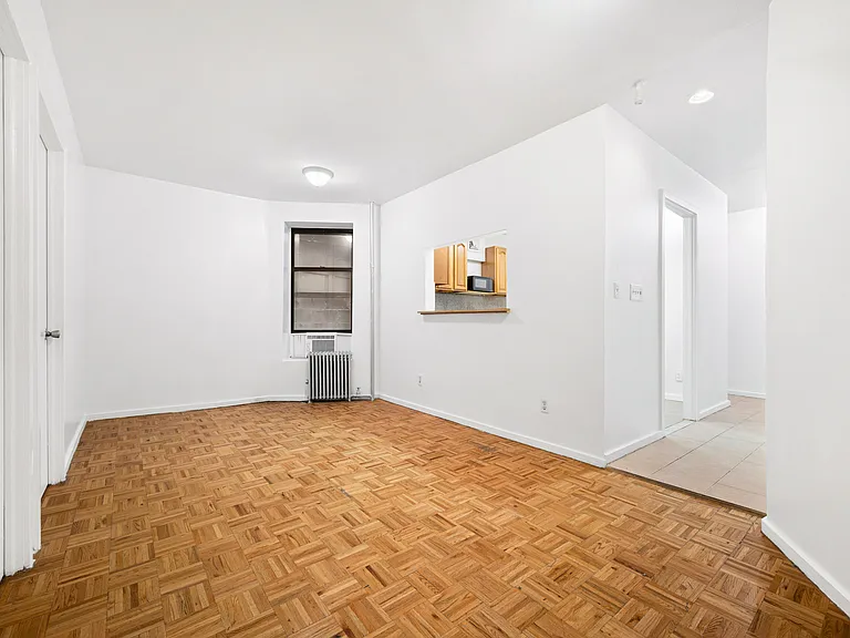 305 E 105th St #1B — Photo 2