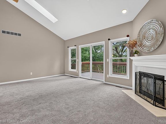 5th image of 5590 River Park Ct