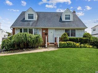 216 Ronni Dr, East Meadow, NY 11554