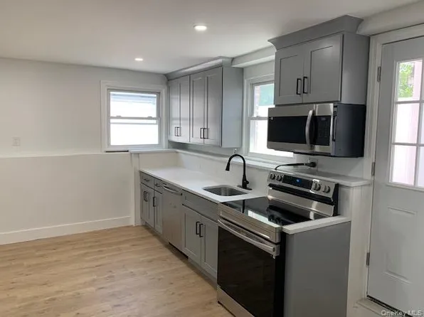 25 Jerome St Floor 1, Lindenhurst, NY 11757