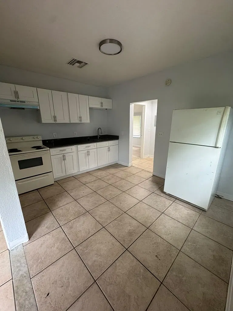 3 bed, 800 sqft, $2,000 — Photo 2