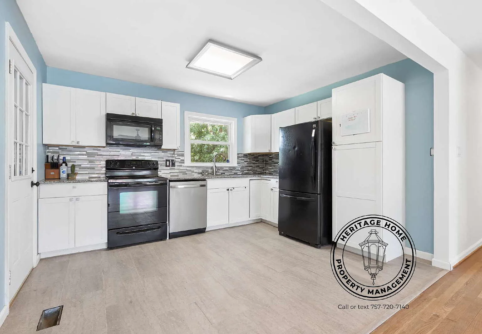 3 bed, 2.0 bath, 1104 sqft, $2,100 — Photo 2
