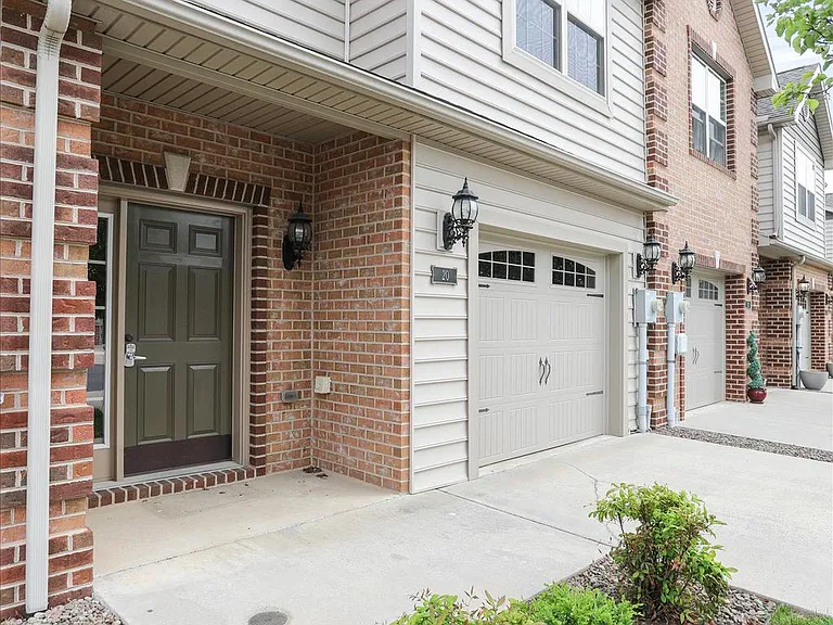 20 Delano Dr — Photo 3