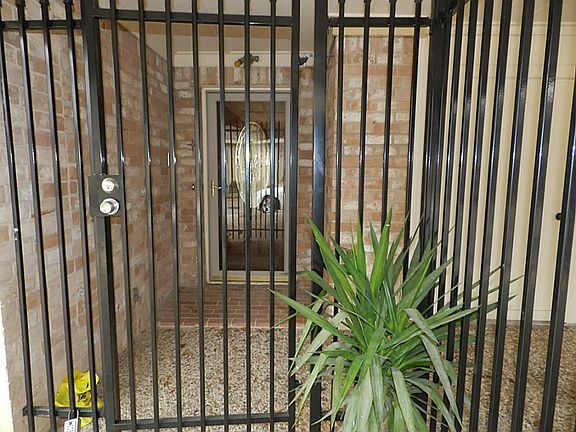 4th image of 2723 Broadmoor Cir