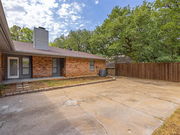 2011 Reverchon Dr — Photo 24