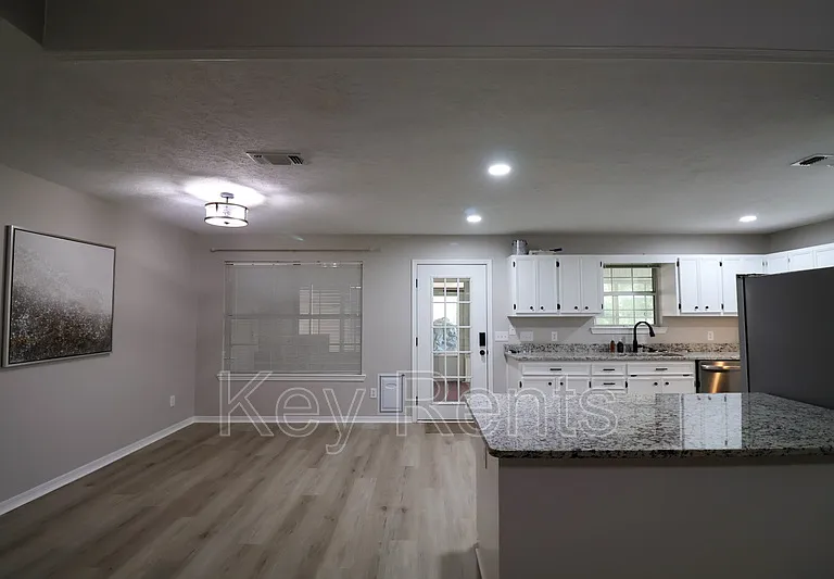 9001 Thompson Dr — Photo 4