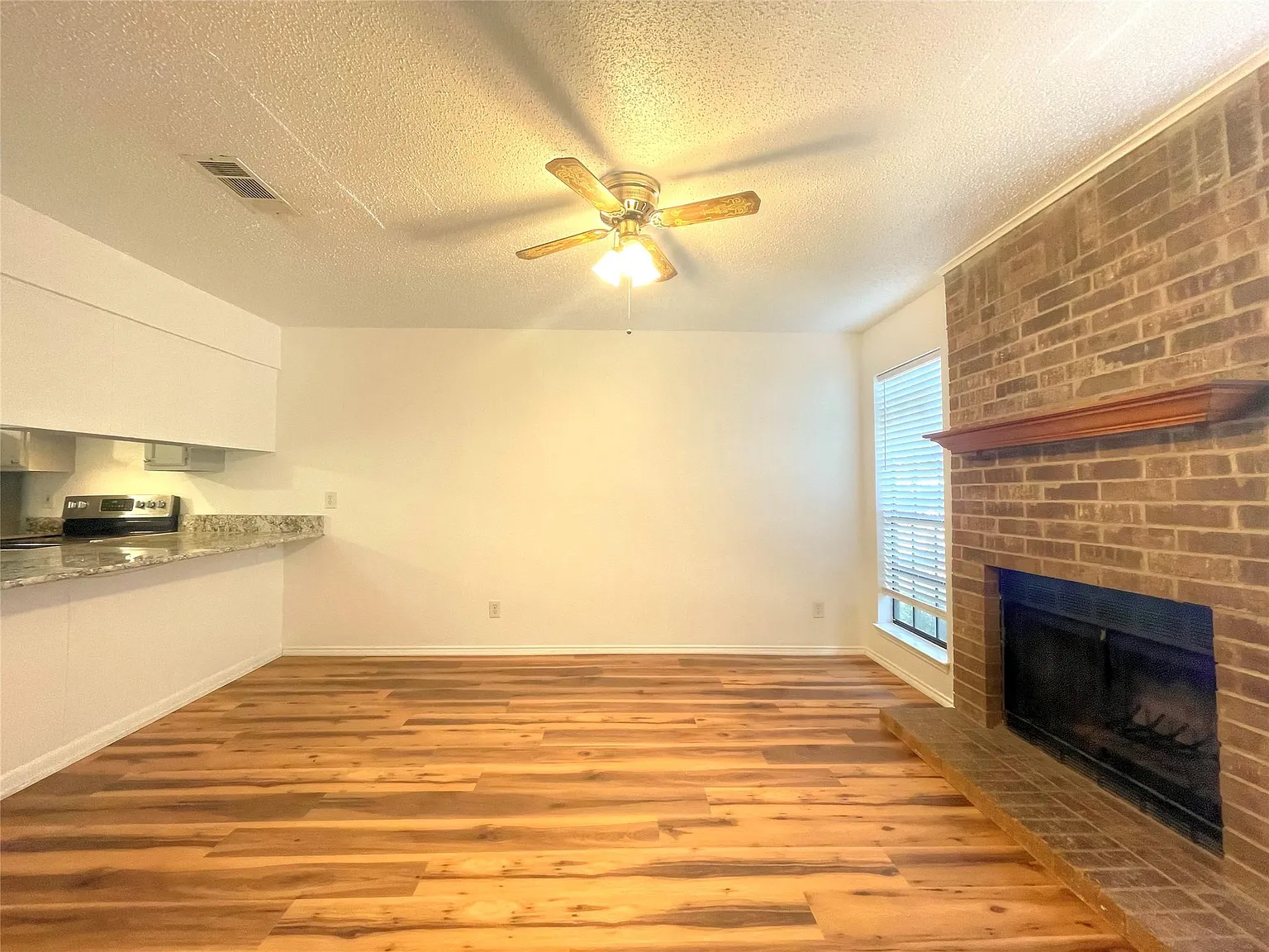 2 bed, 1.5 bath, 1025 sqft, $1,400 — Photo 4