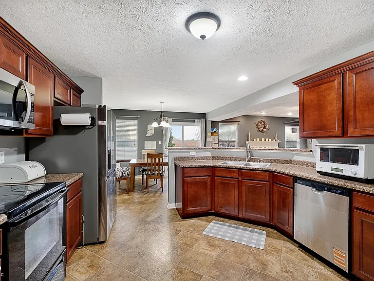 15472 Old Pond Cir — Photo 6