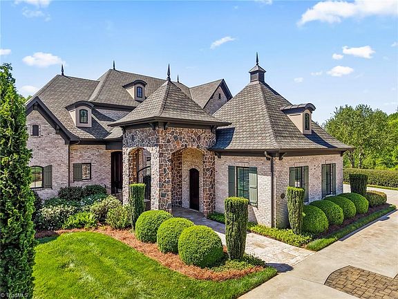 3rd image of 1361 Pheasant Ln