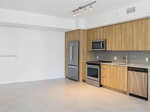 3rd image of 2149 N Bayshore Dr #1-0302