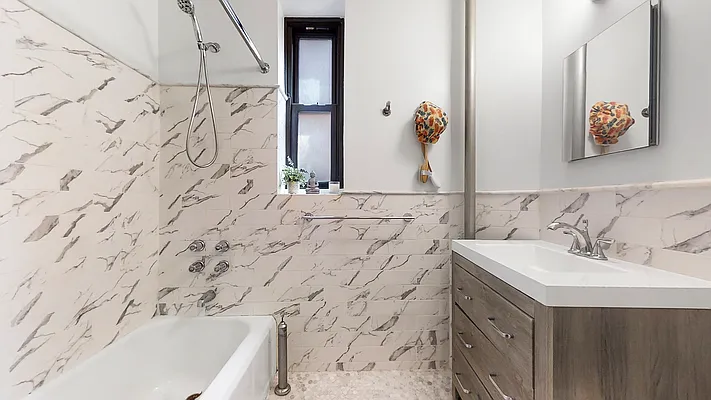 Sold by Bizzarro Agency | media 8