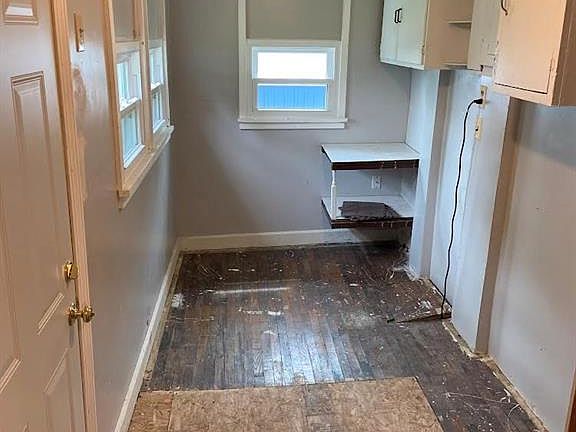 4th image of 300 W Hortense St