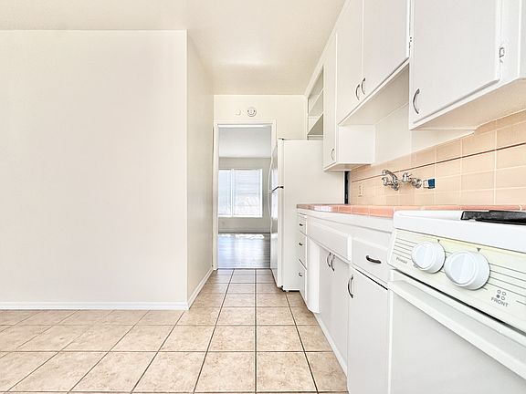4th image of 1061 E Broadway