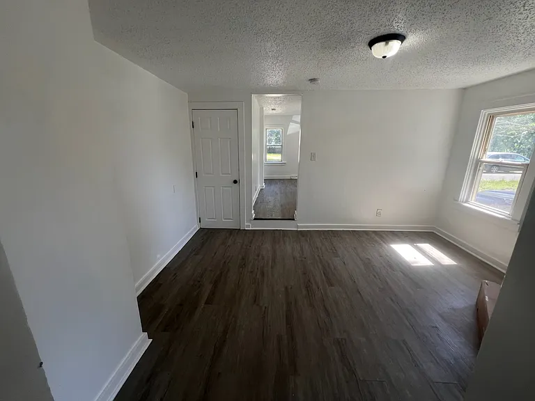 109 W Buck St — Photo 3