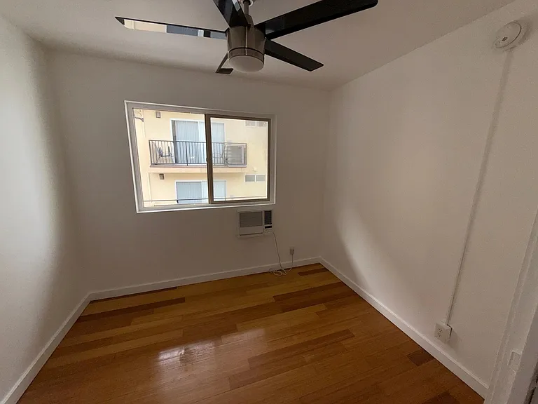 1915 Grace Ave #8 — Photo 9