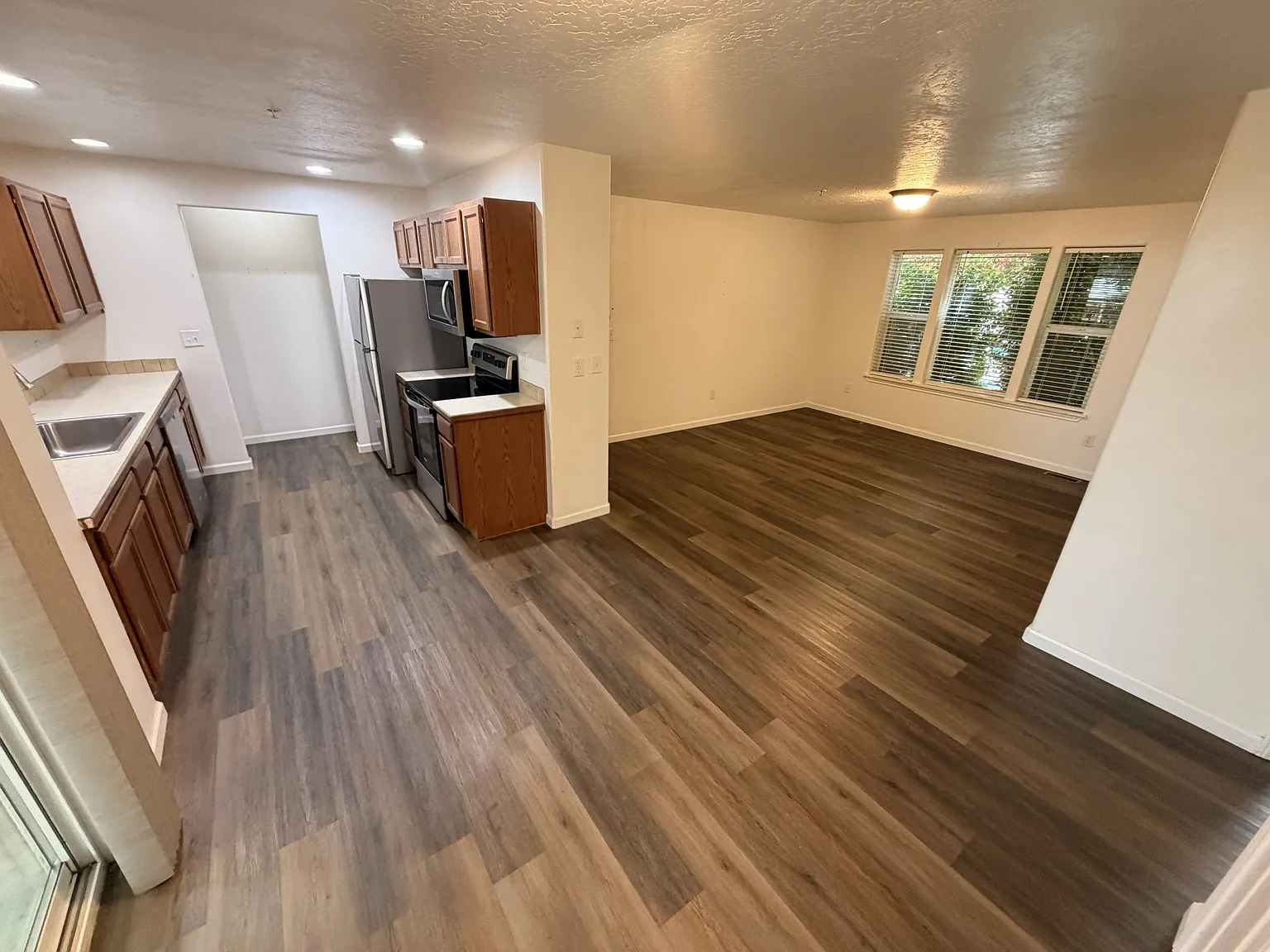 3 bed, 2.0 bath, 1200 sqft, $1,500 — Photo 2