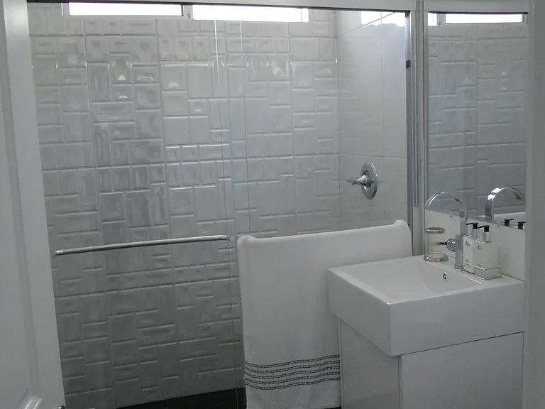 2119 N Beachwood Dr #5 — Photo 6
