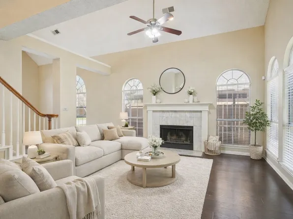 9354 Riverwalk Ln, Irving, TX 75063