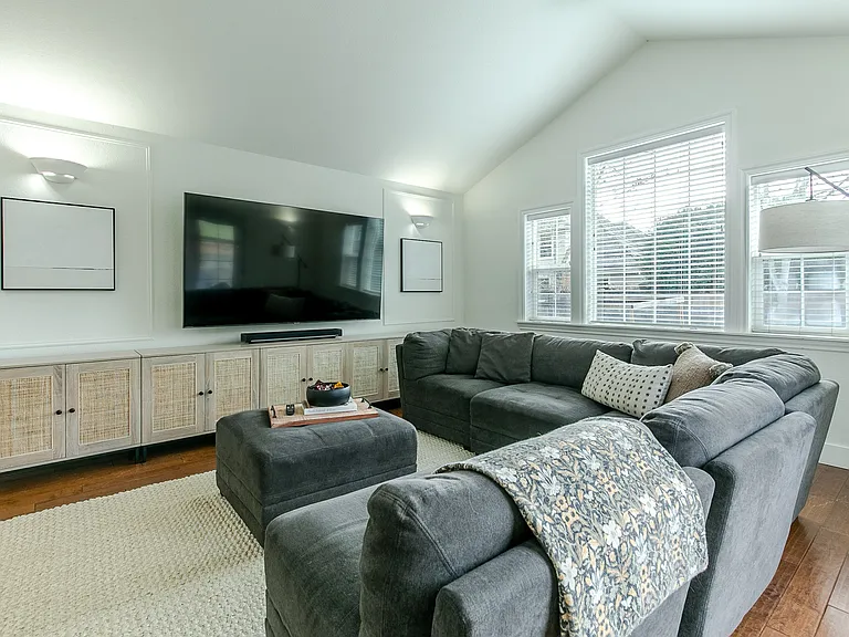 1241 Masters Ave — Photo 4