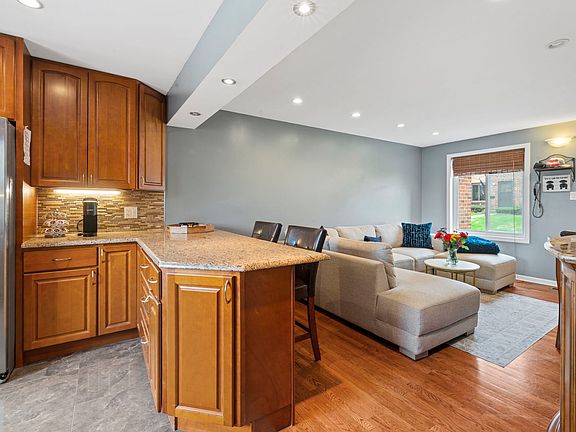 4th image of 17W706 Kirkland Ln
