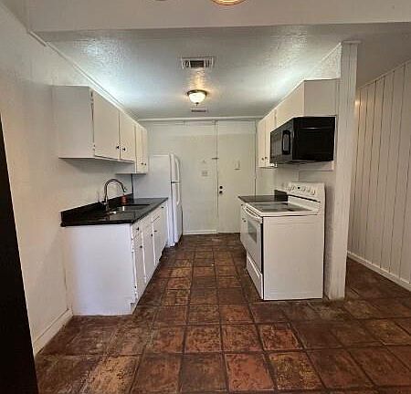 4th image of 14 Lakeway St