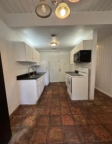14 Lakeway St — Photo 4