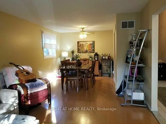2406 Poplar Cres — Photo 9