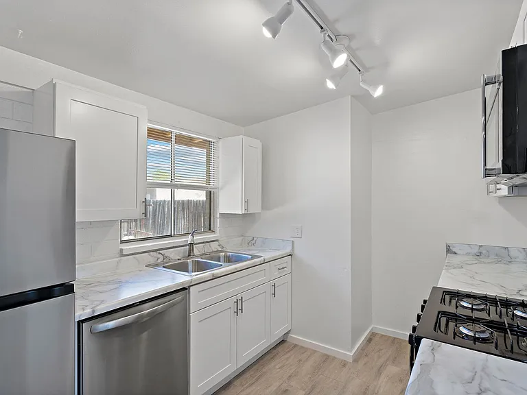 1515 E Blacklidge Dr — Photo 3