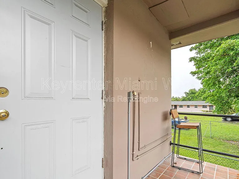 2911 NW 132nd Ter #4-OPA — Photo 2