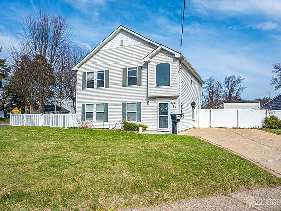 2nd image of 17 Idlewild Rd