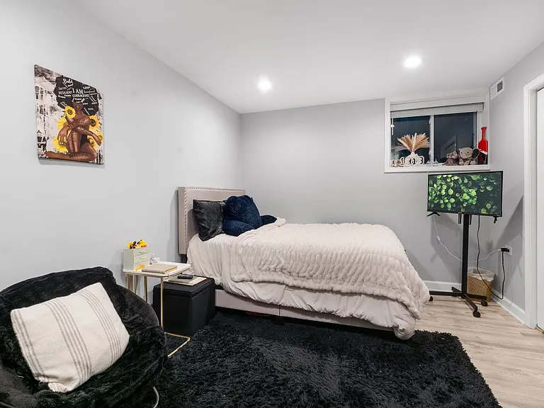 1135 W Farwell Ave — Photo 5