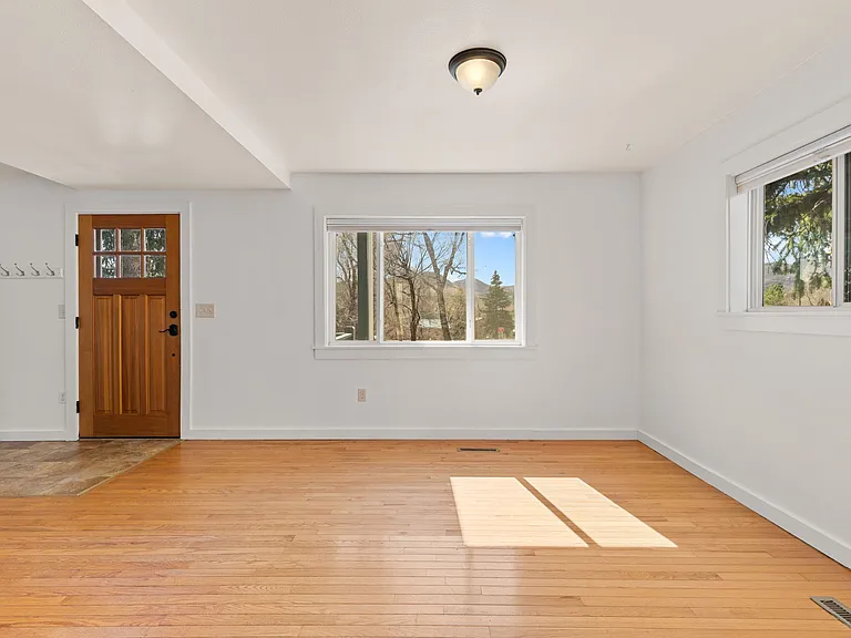 240 Main St — Photo 3
