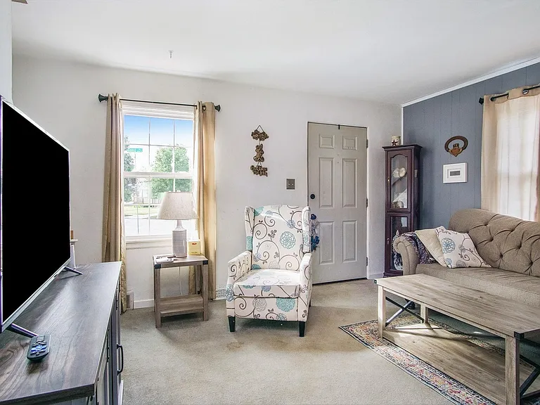 1039 Good Pl — Photo 3