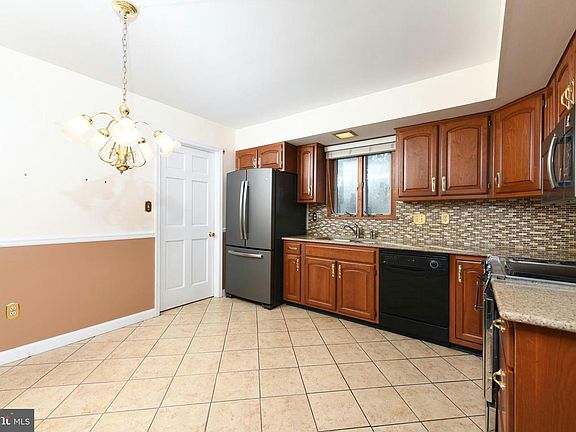 4th image of 804 Carman Dr