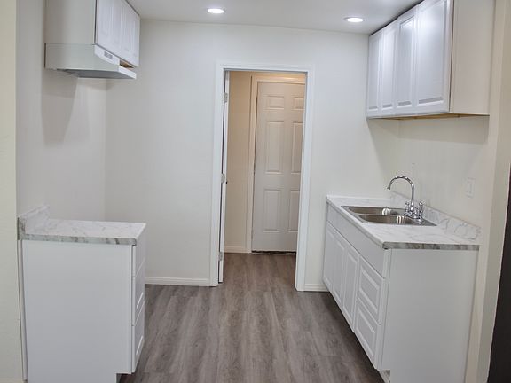 4th image of 370 E 55th St Unit 1/2
