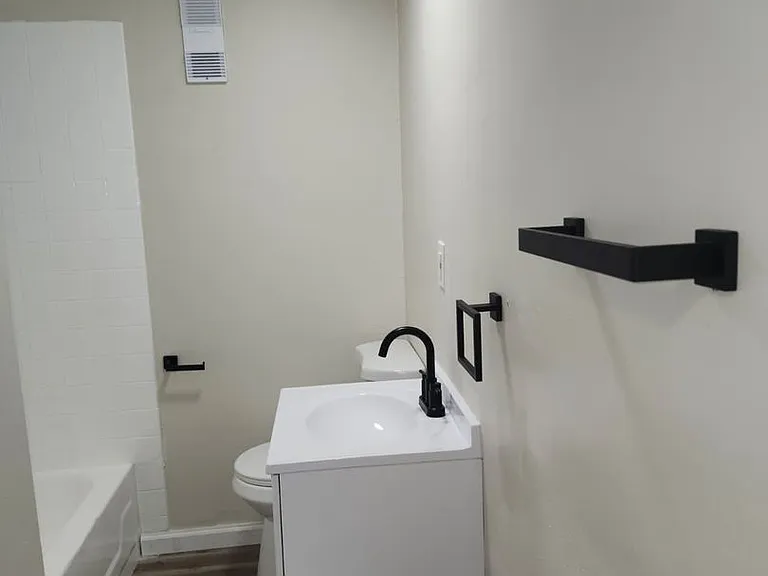 1008 Collier St — Photo 2